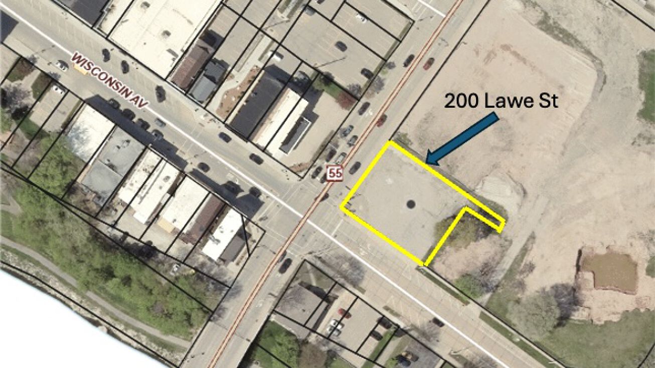 An empty commercial lot at the corner of Lawe and Wisconsin in Kaukauna is now up for sale.