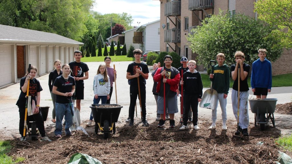 Kaukauna River View Middle School participated last week in their annual Day of Service working at the Statesburg Apartments.