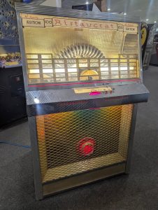 Kaukauna-made juke box comes full circle thanks to Appleton collecter